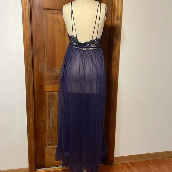 Beautiful Navy vintage nightgown with matching robe - Picture 2 of 6